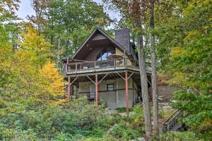 Κήπος έξω από το Waterfront Highland Lake Home with Deck and Dock