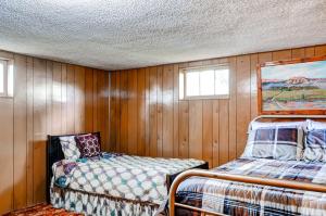 Ліжко або ліжка в номері Charming Tropic Home by a Farm Near Bryce Canyon!