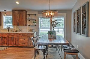 Φωτογραφία από το άλμπουμ του Rustic Chic Home 10 Mi to Otter Creek State Park! σε Circleville