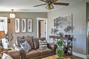 Φωτογραφία από το άλμπουμ του Rustic Chic Home 10 Mi to Otter Creek State Park! σε Circleville