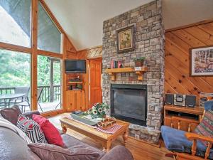 una sala de estar con chimenea de piedra en una casa en Idyllic Cabin with Hot Tub Less Than 2 Mi to Dollywood! en Sevierville