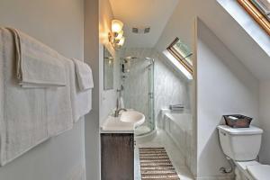 Koupelna v ubytování Charming Hyannis Home with Deck Walk to Beach! + 18 fotografií