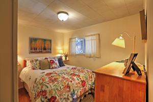 Giường trong phòng chung tại Quiet Durango Farmhouse with Beautiful Yard and Gazebo