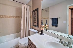 Ένα μπάνιο στο Bright Chandler Home with Hot Tub Golf, Hike and Shop +22 φωτογραφίες
