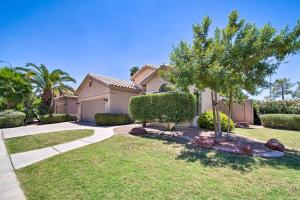Κήπος έξω από το Bright Chandler Home with Hot Tub Golf, Hike and Shop