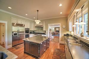 Spacious and Stunning Cleveland Getaway on 1 5 Acres