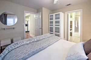 Un pat sau paturi într-o cameră la Trendy Austin Soul Home Steps to South Congress!