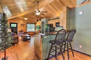 une cuisine et un salon avec un sapin de Noël dans l'établissement Sevierville Overlook Cabin 9 Miles to Gatlinburg!, à Sevierville