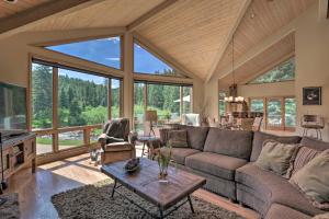 sala de estar con sofá y mesa en Stunning Evergreen Mountain Home on Private Stream, en Evergreen