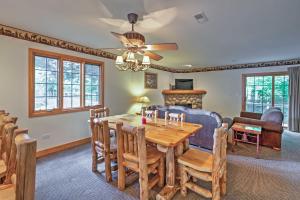 ein Esszimmer und ein Wohnzimmer mit einem Tisch und einem Bett in der Unterkunft Cozy Townhome, Half Mi to Starved Rock State Park! in Utica