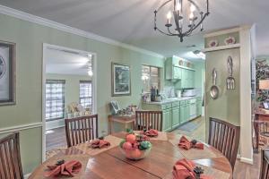 cocina y comedor con mesa y sillas en Glen Rose Ranch House - Walk to Downtown! en Glen Rose