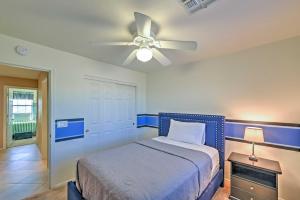 Ένα ή περισσότερα κρεβάτια σε δωμάτιο στο Inviting Surprise Home with Private Pool Near Golf! +17 φωτογραφίες