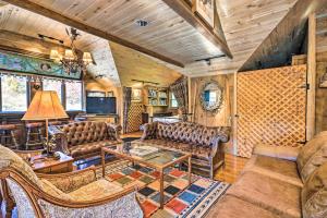 斯诺马斯Charming Creekside Snowmass Studio 15 Mi to Aspen的带沙发和桌子的客厅