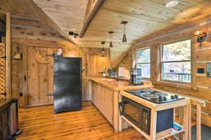 Charming Creekside Snowmass Studio 15 Mi to Aspen的厨房或小厨房