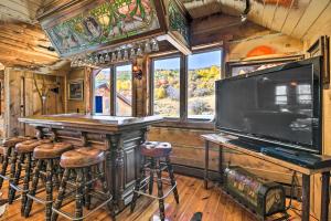 Charming Creekside Snowmass Studio 15 Mi to Aspen的电视和/或娱乐中心