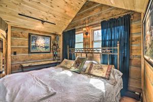 斯诺马斯Charming Creekside Snowmass Studio 15 Mi to Aspen的小木屋里有一张床的卧室