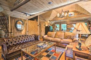 Charming Creekside Snowmass Studio 15 Mi to Aspen的休息区