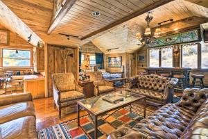 Charming Creekside Snowmass Studio 15 Mi to Aspen的休息区