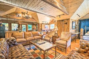 Charming Creekside Snowmass Studio 15 Mi to Aspen的休息区