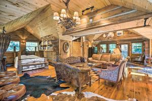 Charming Creekside Snowmass Studio 15 Mi to Aspen的休息区