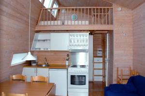 Küche und Essbereich eines winzigen Hauses in der Unterkunft Nakskov Fjord Camping & Cottages in Nakskov