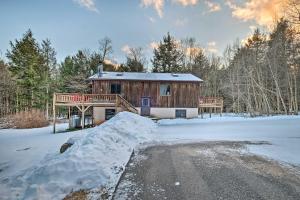 Jewett Cabin with Viewing Deck - 10 Mins to Skiing! през зимата