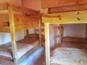 Łóżko lub łóżka piętrowe w pokoju w obiekcie Casa Rural La Milla Verde