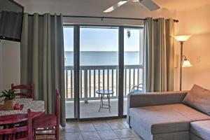 ein Wohnzimmer mit einem Sofa und Meerblick in der Unterkunft Surfside Sandcastle Suite with Balcony and 2 Pools! in Corpus Christi