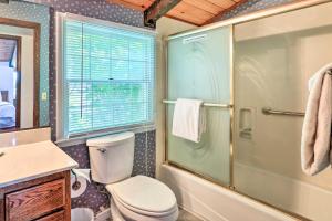Ванная комната в Oceanfront Irish Beach Sea Haven Home with Hot Tub