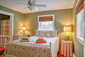 מיטה או מיטות בחדר ב-Beautiful Sandy Point Getaway with Wraparound Deck!