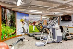 einen Fitnessraum mit Wandmalereien eines Golfplatzes in der Unterkunft Ski-InandSki-Out Studio at Sundial Lodge with Hot Tub! in Park City