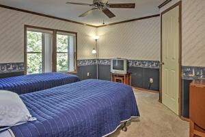 A bed or beds in a room at Captivating Cadiz Hideaway with Deck on Lake Barkley