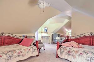 1 dormitorio con 2 camas y almohadas rosas en Cottage by the Pond on Gorgeous Expansive Estate, en Ridgeway