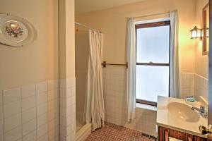 Ένα μπάνιο στο Lakefront Old Forge Home with Boat Ramp and Beach +16 φωτογραφίες