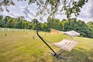 Zahrada ubytování Charming Berger Apt on 42-Acre Farm with Pool Access