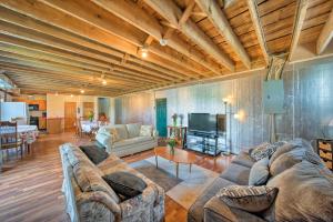 ein Wohnzimmer mit einem Sofa und einem TV in der Unterkunft Updated Berger Cottage with Pool, on a Private Farm! in Berger