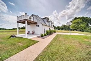 una grande casa bianca con balcone di Updated Berger Cottage with Pool, on a Private Farm! a Berger