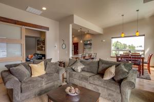 Prostor za sedenje u objektu Lake Chelan Manson Bay Condo with Pool Access!