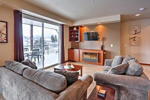 Posezení v ubytování Lake Chelan Manson Bay Condo with Pool Access!