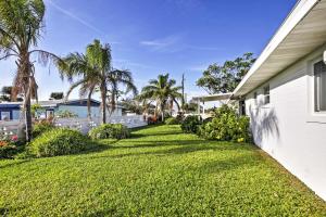 une cour à côté d'une maison plantée de palmiers dans l'établissement Pet-Friendly Daytona Beach Home, Walk to the Ocean, à Port Orange