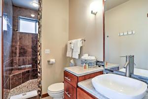 un bagno con lavandino e doccia di Marvelous Manson Condo, Steps to Lake Chelan Beach a Manson Altre 16 foto