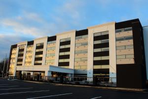 un aparcamiento vacío frente a un edificio en Hotel Indigo Harrisburg – Hershey en Harrisburg