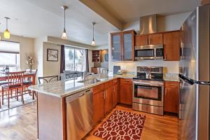 Cucina o angolo cottura di Marvelous Manson Condo, Steps to Lake Chelan Beach