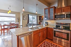 Cucina o angolo cottura di Marvelous Manson Condo, Steps to Lake Chelan Beach