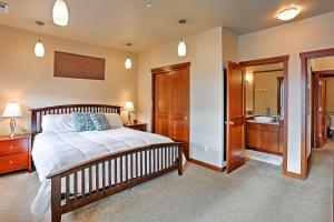 Letto o letti in una camera di Marvelous Manson Condo, Steps to Lake Chelan Beach