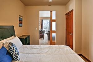 Letto o letti in una camera di Marvelous Manson Condo, Steps to Lake Chelan Beach