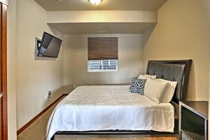 Letto o letti in una camera di Marvelous Manson Condo, Steps to Lake Chelan Beach