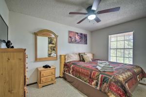 Ένα ή περισσότερα κρεβάτια σε δωμάτιο στο Cozy Ruidoso Cabin with Hot Tub and Game Room!