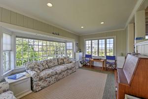 Imagine din galeria proprietății Bright Chatham House Less Than half Mi to Lighthouse Beach! în Chatham