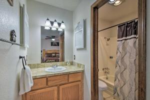 Ένα μπάνιο στο Cozy Ruidoso Cabin with Hot Tub and Game Room! +29 φωτογραφίες